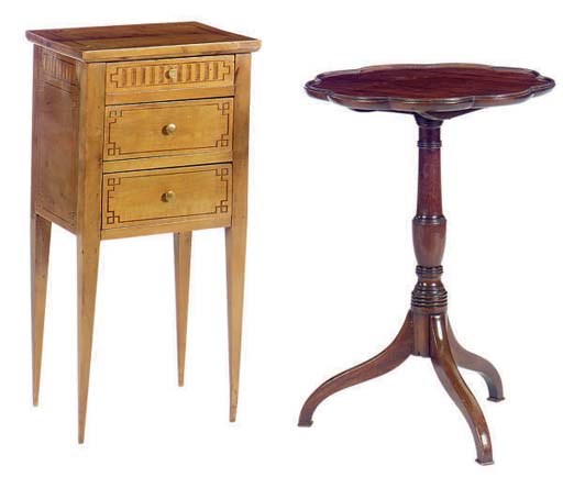 AN ENGLISH MAHOGANY SCALLOPED TOP TRIPOD TABLE,