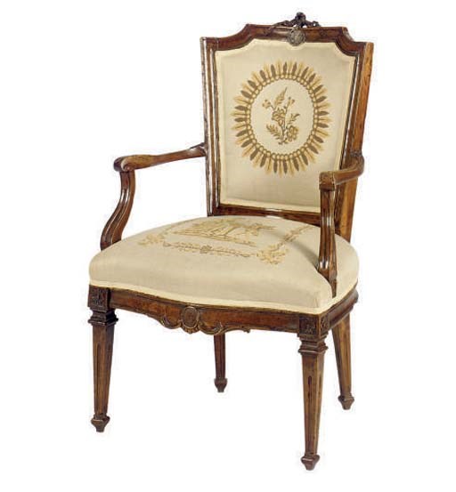 AN ITALIAN CARVED WALNUT FAUTEUIL,
