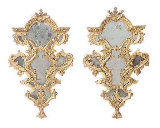 A PAIR OF CONTINENTAL GILTWOOD WALL MIRRORS,