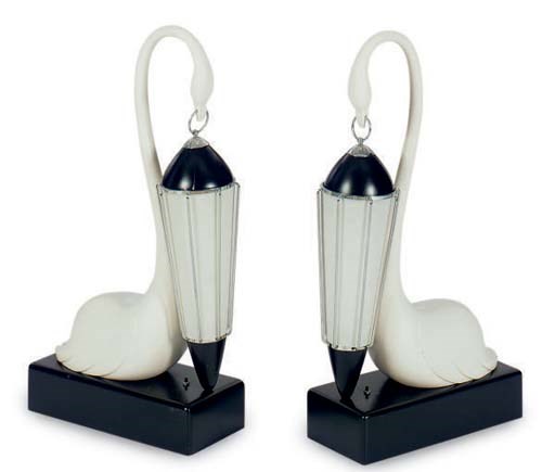 A PAIR OF BLACK AND WHITE PAINTED SWAN-FORM TABLE LIGHTS,