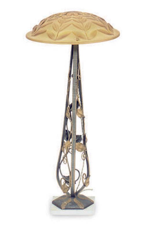 AN ART DECO WROUGHT IRON TABLE LAMP WITH MOULDED GLASS SHADE,