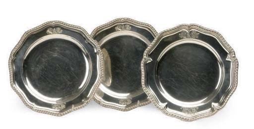 AN ASSEMBLED SET OF TEN QUEEN ANNE AND EARLY GEROGIAN SILVER PLATES,