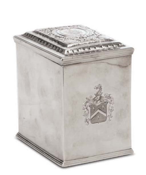 A GEORGE III SILVER TEA CADDY WITH HINGED COVER,