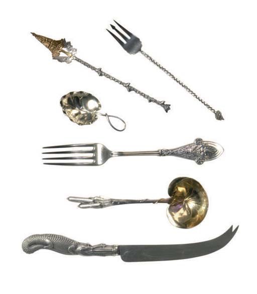 A GROUP OF AMERICAN AND CONTINENTAL SILVER FLATWARE AND SERVING PIECES,