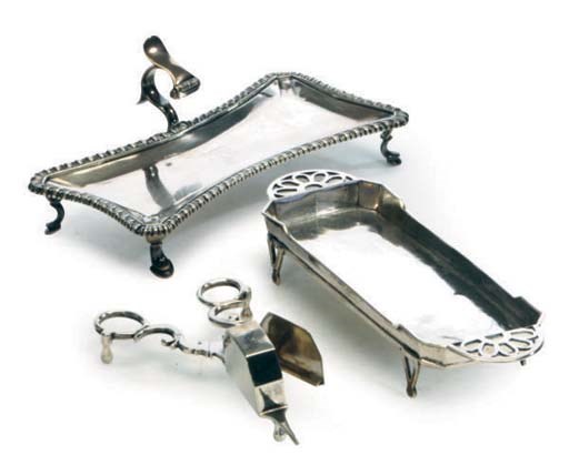 A GEORGE III SILVER SNUFFER TRAY,
