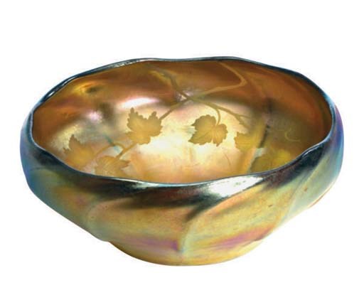 AN AMERICAN FAVRILE GLASS BOWL,