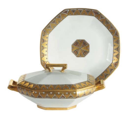 A LIMOGES PORCELAIN ART DECO STYLE PART DINNER SERVICE,