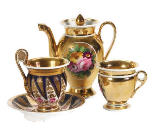 A GROUP OF CONTINENTAL PORCELAIN TEA AND COFFEE WARES,