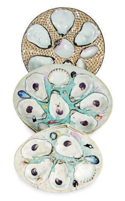 A SET OF TWELVE CONTINENTAL PORCELAIN OYSTER PLATES,
