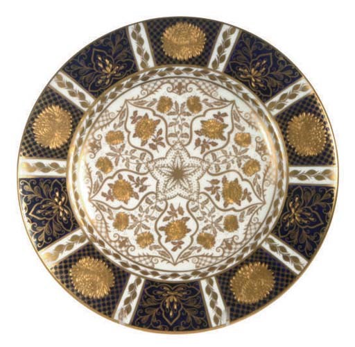 A SET OF TWELVE ENGLISH PORCELAIN CHARGERS,