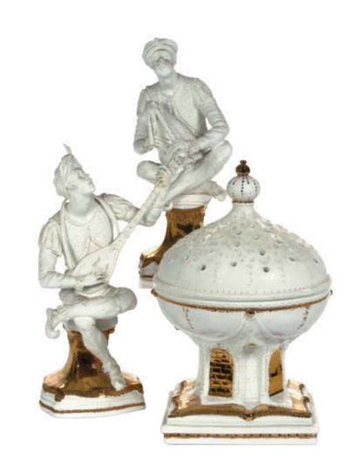 AN ITALIAN PORCELAIN ASSEMBLED GILT SURTOUT-DE-TABLE,