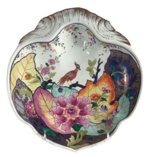A CHINESE EXPORT STYLE SHELL SHAPE DISH IN THE 'TABACCO LEAF' PATTERN,