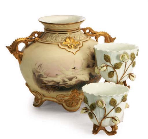 AN ENGLISH PORCELAIN IVORY GROUND GILT DOLPHIN-HANDLED VASE,