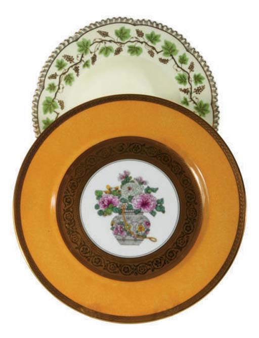 A SET OF TWELVE LIMOGES DINNER PLATES,