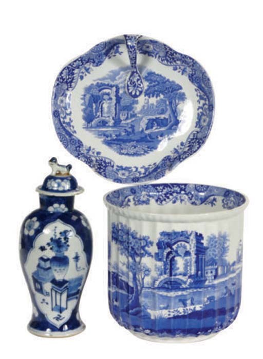 A GROUP OF ENGLISH PORCELAIN BLUE AND WHITE TABLE WARES AND AN ASSEMBLED CHINESE BLUE AND WHITE THREE PIECE GARNITURE,