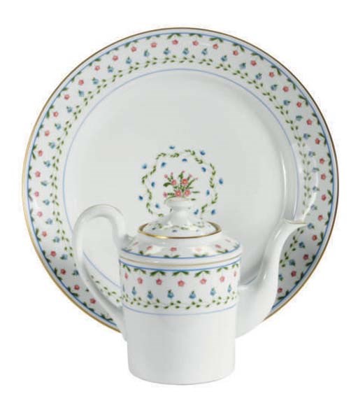 A FRENCH PORCELAIN PART DINNER AND DESSERT SERVICE,