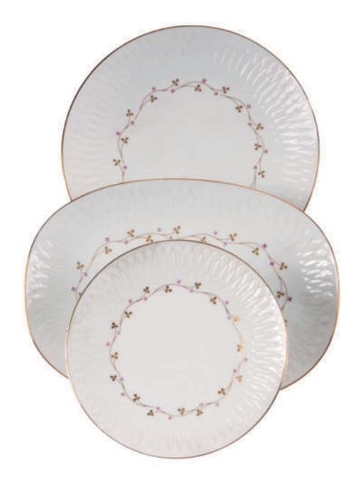 A JAPANESE PORCELAIN PART DINNER SERVICE,