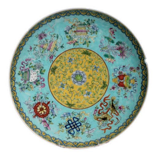 A CHINESE TURQUOISE GROUND FAMILLE ROSE DISH,