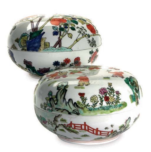 TWO CHINESE PORCELAIN ROUND BOXES AND COVERS,