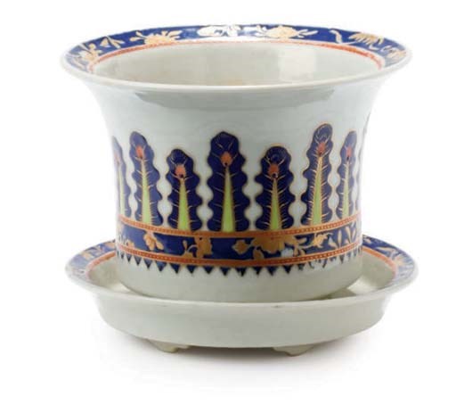 A SMALL CHINESE EXPORT JARDINIERE AND STAND,