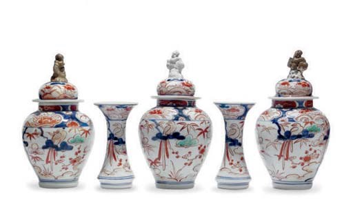 A JAPANESE ARITAWARE FIVE-PIECE GARNITURE,