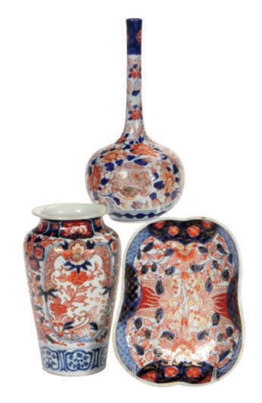 A GROUP OF NINE JAPANESE IMARI VASES, BOWLS, AND DISHES,