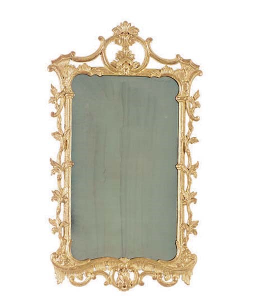 AN ENGLISH GILTWOOD MIRROR WITH PIERCED CREST,