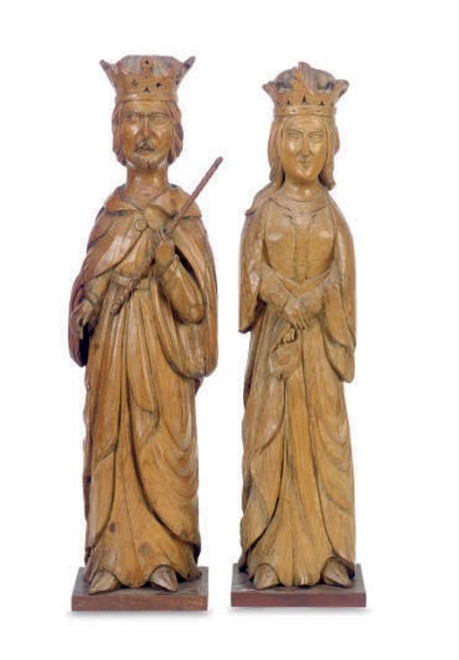 A PAIR OF CARVED WOOD FIGURES OF A KING AND QUEEN,
