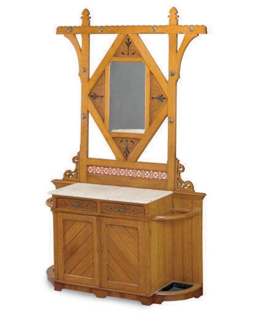 AN ENGLISH AESTHETIC MOVEMENT OAK UMBRELLA/COAT STAND,
