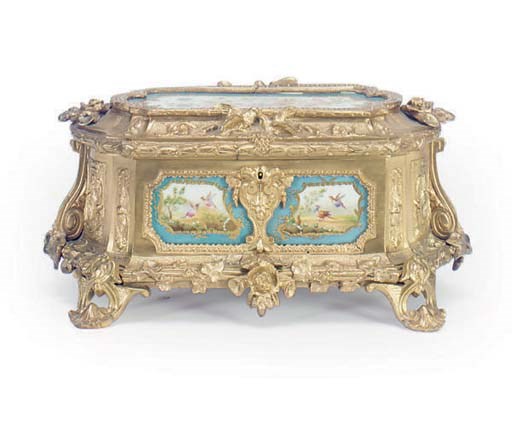 A FRENCH GILT-BRONZE MOUNTED PORCELAIN CASKET,