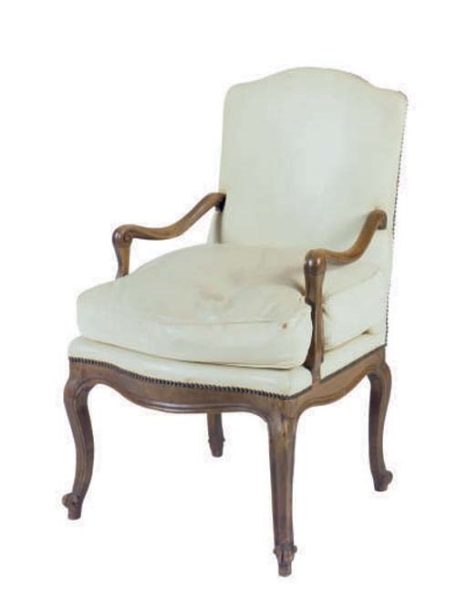 A SET OF THREE CONTINENTAL BEECHWOOD FAUTEUILS A LA REINE,
