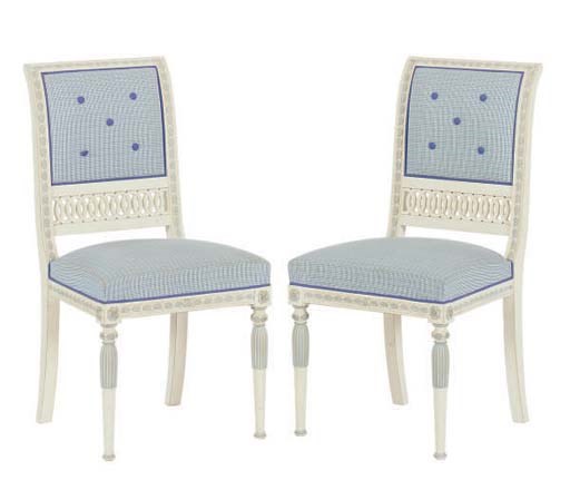 A PAIR OF BLUE AND WHITE PAINTED SIDE CHAIRS,