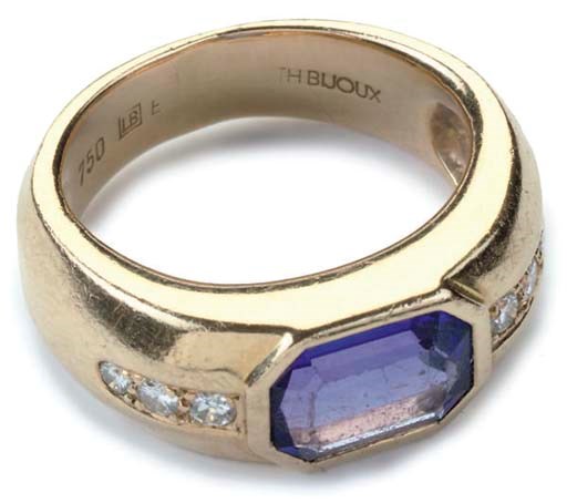 A TANZANITE AND DIAMOND RING