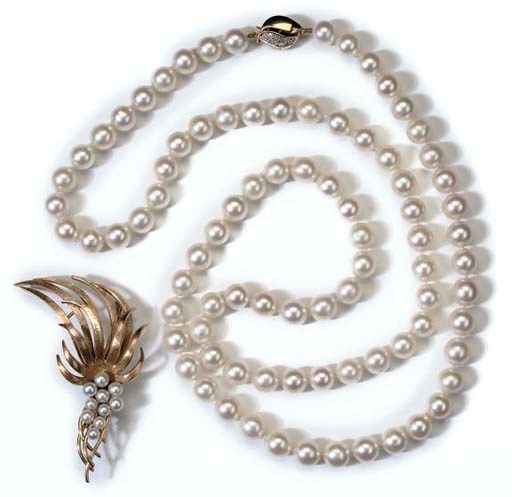 A CULTURED PEARL BROOCH