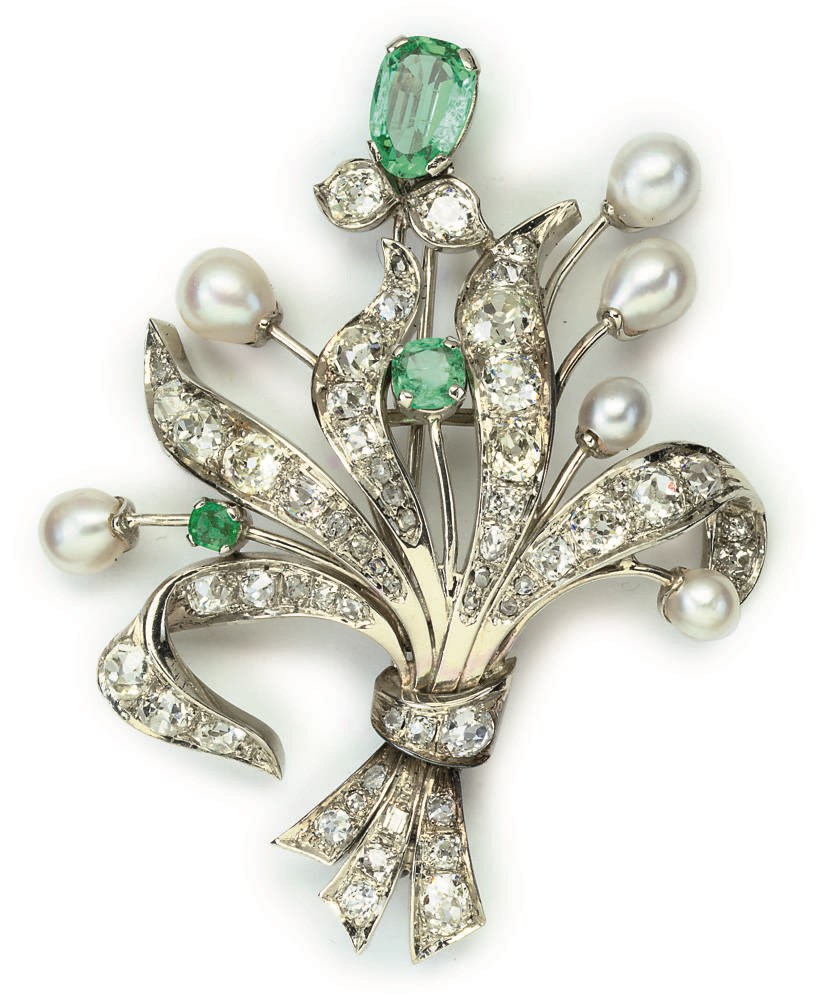 AN EMERALD DIAMOND AND CULTURED PEARL BROOCH
