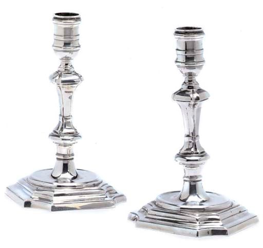 A PAIR OF MODERN CAST CANDLESTICKS IN THE GEORGIAN MANNER