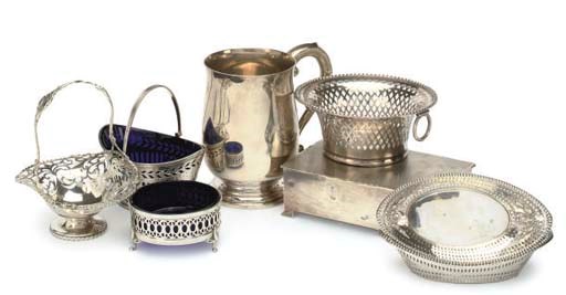 A GROUP OF 20TH CENTURY SILVER ITEMS