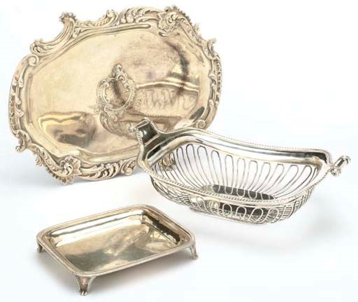 AN EDWARDIAN SILVER BREAD BASKET