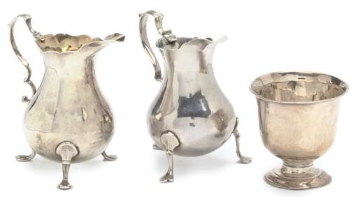 A GROUP OF SMALL ANTIQUE SILVER ITEMS