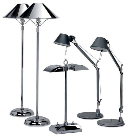 A PAIR OF CHROME TABLE LAMPS, A CHROME TWIN LIGHT TABLE LAMP AND PAIR OF ITALIAN CHROME ARTICULATED ARM TABLE LAMPS BY ARTEMIDE