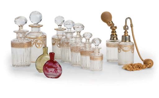 A GROUP OF CONTINENTAL GLASS SCENT FLASKS AND TOILETTE BOTTLES AND STOPPERS
