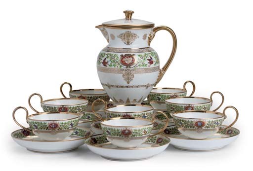 A FRENCH PORCELAIN PART SERVICE OF CHATEAU DE FONTAINBLEU-TYPE