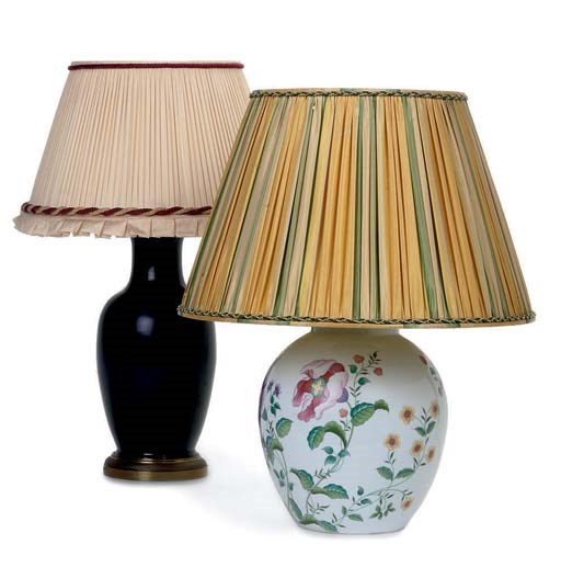 A CHINESE DARK BROWN GLAZED CERAMIC VASE TABLE LAMP AND A FLORAL CERAMIC VASE TABLE LAMP