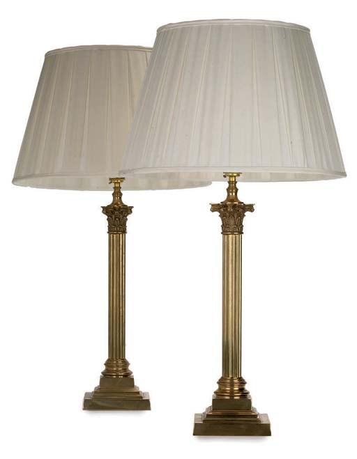 A PAIR OF BRASS CORINTHIAN COLUMN TABLE LAMPS