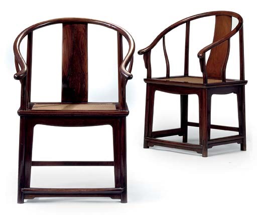 A PAIR OF CHINESE HUANGHUALI WOOD HORSESHOE-BACKED ARMCHAIRS