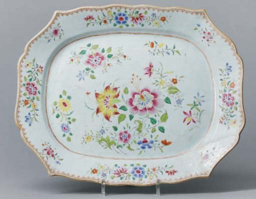 PLAT POLYLOBE EN PORCELAINE DE LA FAMILLE ROSE