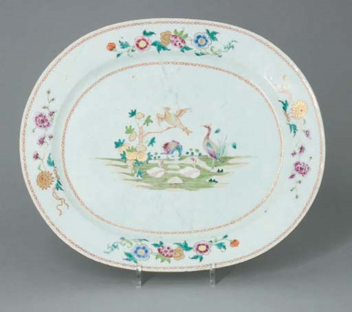 PLAT OVALE EN PORCELAINE DE LA FAMILLE ROSE