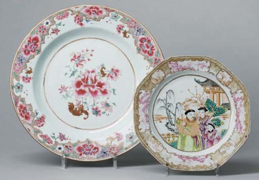 PLAT ET ASSIETTE EN PORCELAINE DE LA FAMILLE ROSE