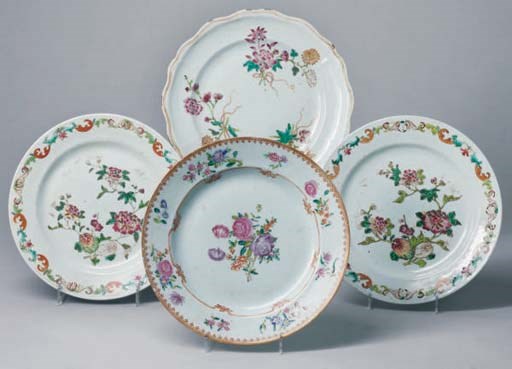 QUATRE ASSIETTES EN PORCELAINE DE LA FAMILLE ROSE