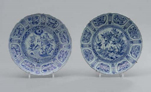 PAIRE DE COUPES EN PORCELAINE BLEU BLANC